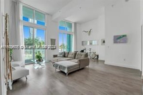 Condo in Miami, Florida, 1 bedroom  № 1961892 - photo 4