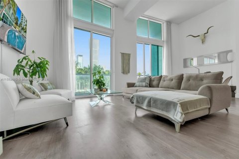 Condo in Miami, Florida, 1 bedroom  № 1961892 - photo 3