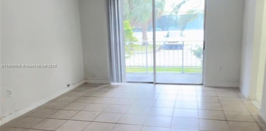 Кондоминиум с 2 спальнями в Майами, Флорида № 1924590