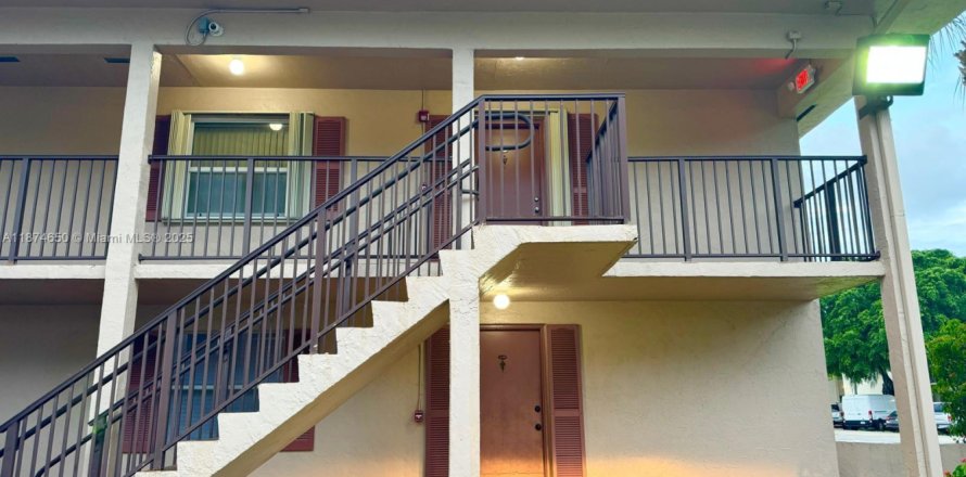 Кондоминиум с 2 спальнями в Майами, Флорида № 1927970