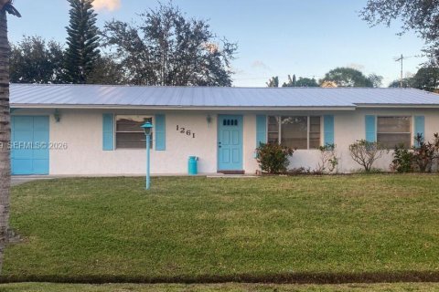 House in Port St. Lucie, Florida 3 bedrooms, 120.4 sq.m. № 2005002