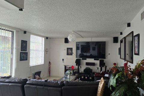 Condo in Lauderhill, Florida, 2 bedrooms № 2263807 - photo 3