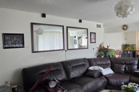 Condo in Lauderhill, Florida, 2 bedrooms № 2263807 - photo 6