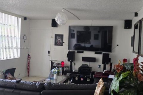 Condo in Lauderhill, Florida, 2 bedrooms № 2263807 - photo 4