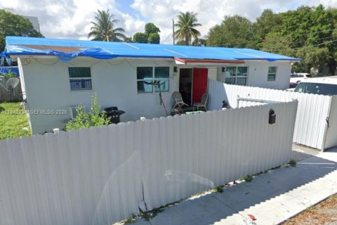 Купить коммерческую недвижимость в Майами, Флорида 128.02м2, № 2054449 - фото 1