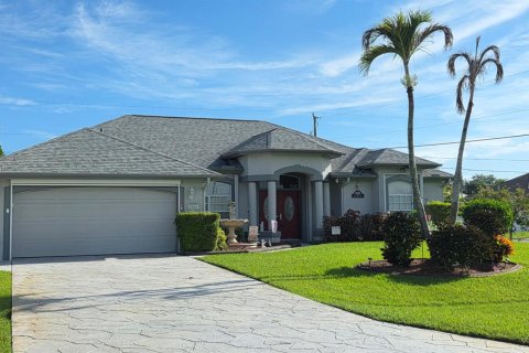 House in Port St. Lucie, Florida 3 bedrooms, 197.97 sq.m. № 2381442 - photo 2