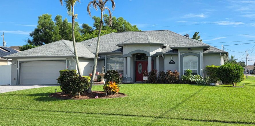 House in Port St. Lucie, Florida 3 bedrooms, 197.97 sq.m. № 2381442