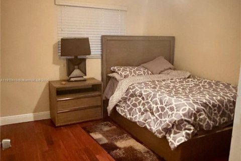 House in Lauderhill, Florida 3 bedrooms, 180.79 sq.m. № 2013157 - photo 5