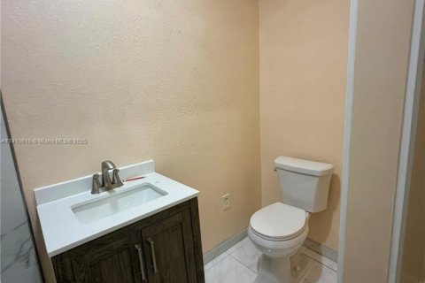 House in Lauderhill, Florida 3 bedrooms, 180.79 sq.m. № 2013157 - photo 9