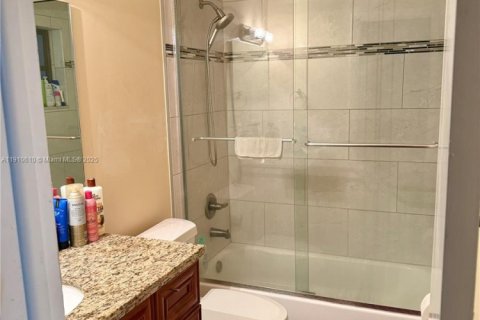 House in Lauderhill, Florida 3 bedrooms, 180.79 sq.m. № 2013157 - photo 7