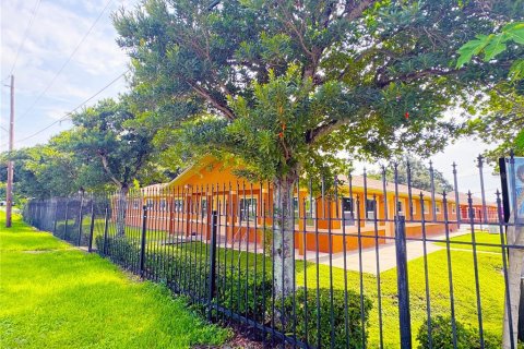 Propiedad comercial en venta en Orlando, Florida, 992.1 m2 № 1732565 - foto 9