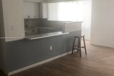 Condo in Sunny Isles Beach, Florida, 2 bedrooms  № 1688987 - photo 1