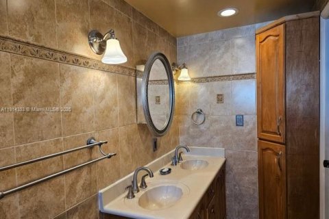 Casa en venta en Hialeah, Florida, 3 dormitorios, 143.35 m2 № 1970981 - foto 20
