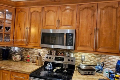 Casa en venta en Hialeah, Florida, 3 dormitorios, 143.35 m2 № 1970981 - foto 14