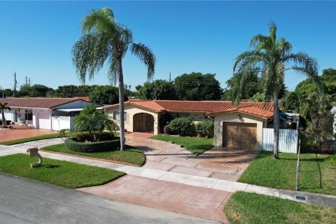 Casa en venta en Hialeah, Florida, 3 dormitorios, 143.35 m2 № 1970981 - foto 2