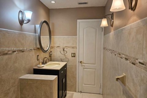 Casa en venta en Hialeah, Florida, 3 dormitorios, 143.35 m2 № 1970981 - foto 21