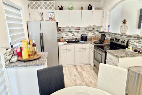 House in North Lauderdale, Florida 3 bedrooms, 92.9 sq.m. № 1772562 - photo 9