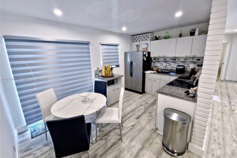 House in North Lauderdale, Florida 3 bedrooms, 92.9 sq.m. № 1772562 - photo 8