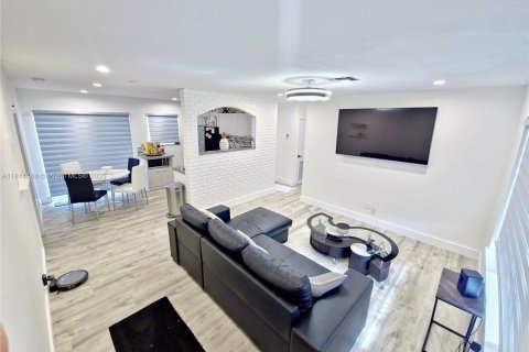 House in North Lauderdale, Florida 3 bedrooms, 92.9 sq.m. № 1772562 - photo 26