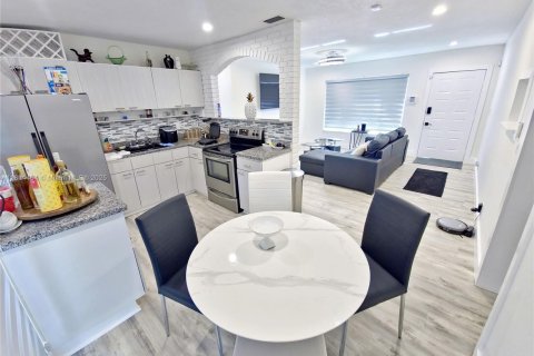 House in North Lauderdale, Florida 3 bedrooms, 92.9 sq.m. № 1772562 - photo 3