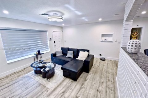 House in North Lauderdale, Florida 3 bedrooms, 92.9 sq.m. № 1772562 - photo 2