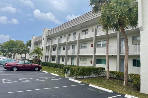 Condo in Sunrise, Florida, 1 bedroom  № 1945458 - photo 2