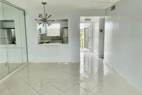 Condo in Sunrise, Florida, 1 bedroom  № 1945458 - photo 5