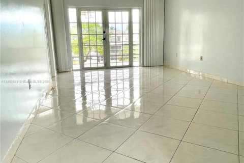 Condo in Sunrise, Florida, 1 bedroom  № 1945458 - photo 3