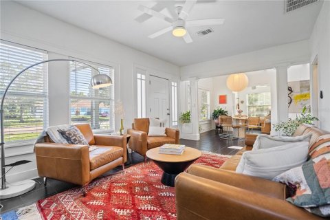 House in Saint Petersburg, Florida 6 bedrooms, 218.97 sq.m. № 1917606 - photo 3