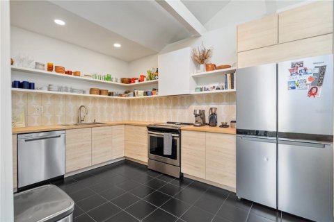 House in Saint Petersburg, Florida 6 bedrooms, 218.97 sq.m. № 1917606 - photo 6