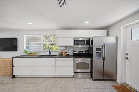 House in Saint Petersburg, Florida 6 bedrooms, 218.97 sq.m. № 1917606 - photo 29