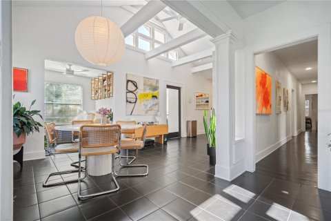 House in Saint Petersburg, Florida 6 bedrooms, 218.97 sq.m. № 1917606 - photo 5