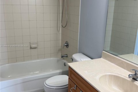 Condo in Miami, Florida, 2 bedrooms  № 1893019 - photo 10