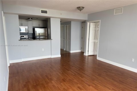 Condo in Miami, Florida, 2 bedrooms  № 1893019 - photo 3