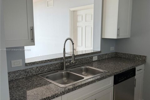 Condo in Miami, Florida, 2 bedrooms  № 1893019 - photo 4