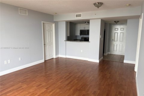 Condo in Miami, Florida, 2 bedrooms  № 1893019 - photo 12