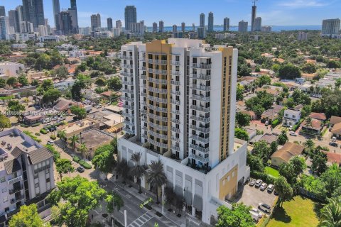 Condo in Miami, Florida, 2 bedrooms  № 1893019 - photo 2