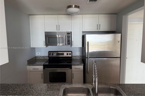 Condo in Miami, Florida, 2 bedrooms  № 1893019 - photo 5