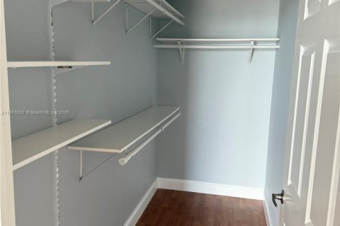 Condo in Miami, Florida, 2 bedrooms  № 1893019 - photo 9