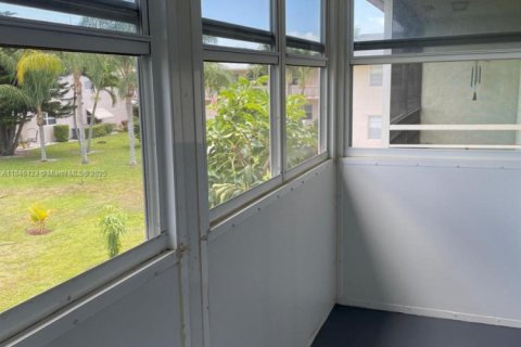 Condo in West Palm Beach, Florida, 1 bedroom  № 1842640 - photo 12
