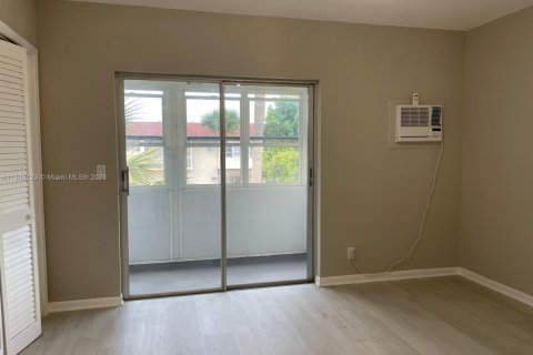 Condo in West Palm Beach, Florida, 1 bedroom  № 1842640 - photo 6