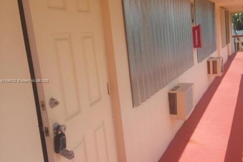 Condo in West Palm Beach, Florida, 1 bedroom  № 1842640 - photo 14