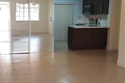 Купить таунхаус в Хайалиа, Флорида 3 спальни, 117.99м2, № 2047692 - фото 3