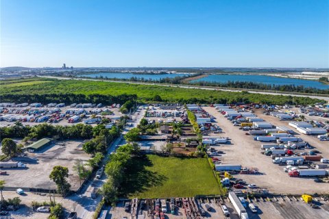 Commercial property in Hialeah, Florida № 1867822 - photo 6