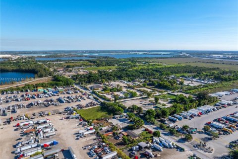 Commercial property in Hialeah, Florida № 1867822 - photo 11