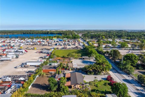Commercial property in Hialeah, Florida № 1867822 - photo 4