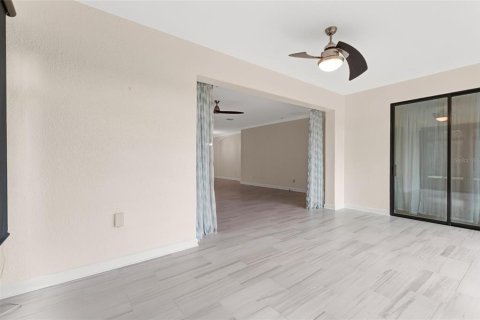 House in Davenport, Florida 4 bedrooms, 230.96 sq.m. № 2220597 - photo 14