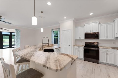 House in Davenport, Florida 4 bedrooms, 230.96 sq.m. № 2220597 - photo 9