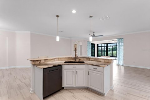 House in Davenport, Florida 4 bedrooms, 230.96 sq.m. № 2220597 - photo 12