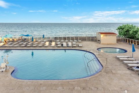 Condominio en alquiler en Sunny Isles Beach, Florida, 33.44 m2 № 1992183 - foto 23